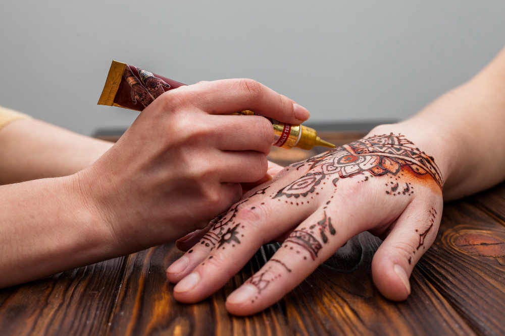 taches de henné sur la main au réveil